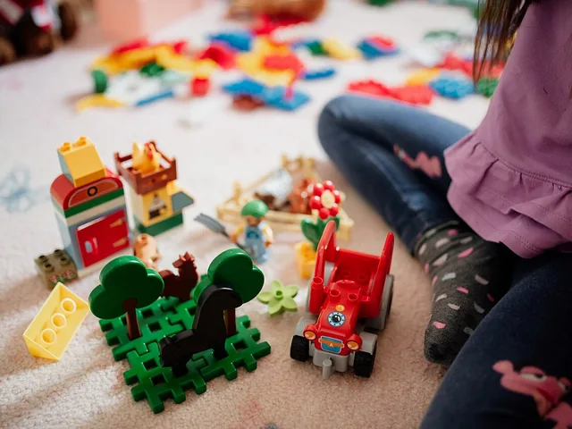 Gyermekek színes építőkockákkal játszanak a bölcsődei játszószobában