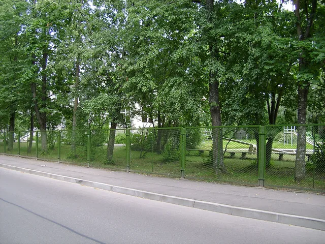 Bölcsőde udvari játszóterülete, ahol a dajka a gyermekek szabadtéri felügyeletét látja el
